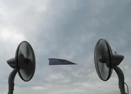 soresore:  これどうやってるの?! 2つの扇風機で「飛び続ける紙飛行機」がシュールすぎる:DDN JAPAN