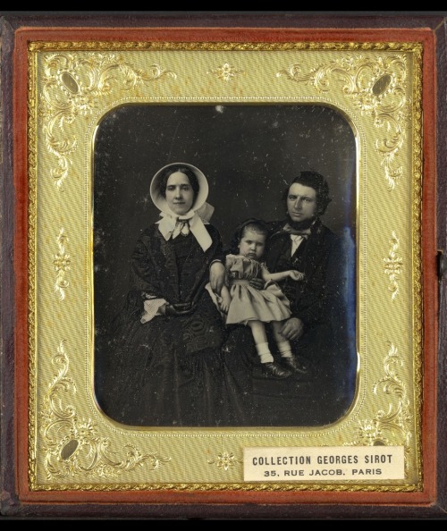 Couple assis tenant une petite fille.Photographie.Art by Mathew B. Brady.(1823?-1896).Photographe.bn