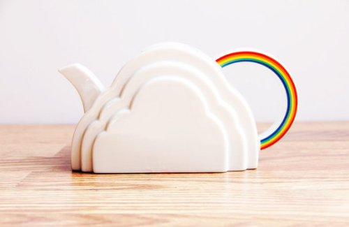 pacifymebaby: 1978 Vandor Cloud and Rainbow Teapot