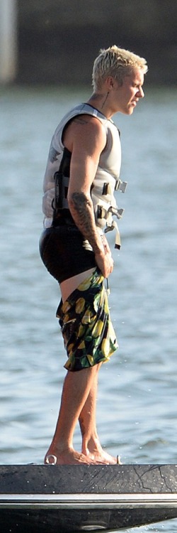 gayforjustin: fuckyoustevepena:Justin Bieber with legs wide open & looking sexy in wet CKsplease