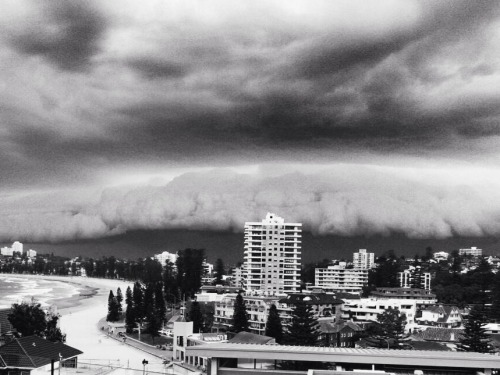 unoxide:  The storm in Sydney today || the clouds looked like a tsunami 