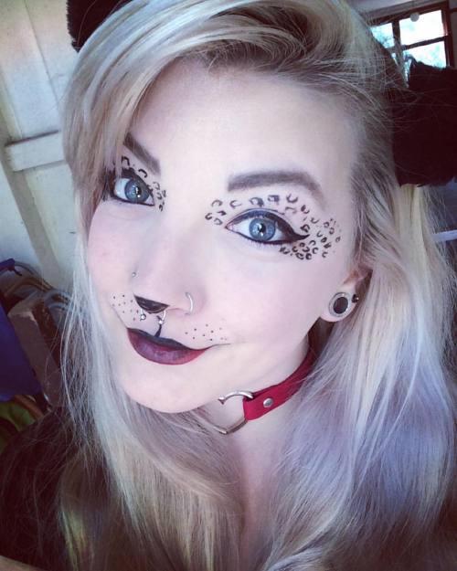 slinkysauda:  Meow meow 😻😻😻 #cute adult photos