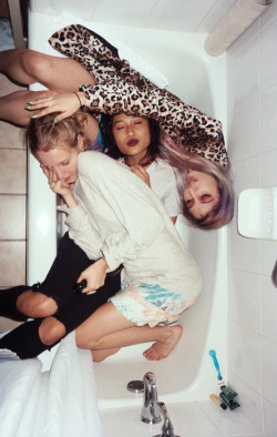 vanitas96:  teen-age-dirtbag:  ☾☻guys, gals, and grunge grunge grunge☻☽  Wczorajsza noc 