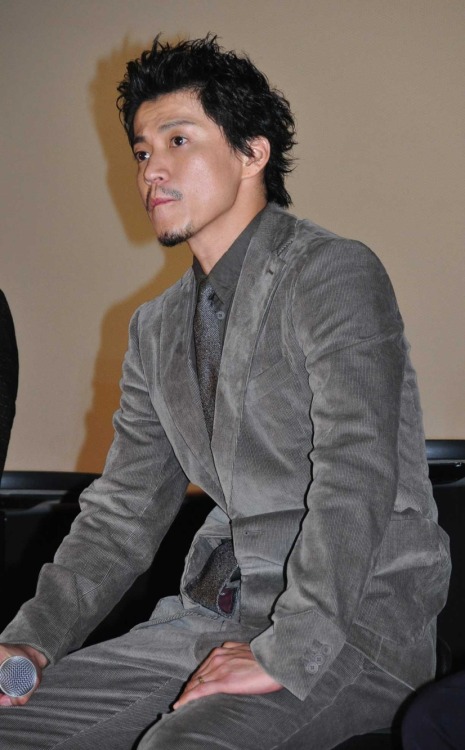 cris01-ogr:Oguri Shun at at Yakuza6 release event! ^____^Along with the other protagonists of the ga