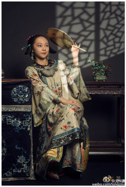 kimonodream: fuckyeahchinesefashion: Authentic Qing dynasty fashion by 龙梓嘉. Clothes,jewelry, furnitu