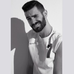 beardburnme:  “Never forget to smile 😊✌ by TinoMclovin #smile #boy #guy beard #bearded” by @panos_mr on Instagram http://ift.tt/1WcsiBC