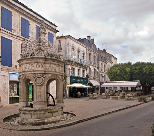 (via La Fontaine du Pilori, a photo from Poitou-Charentes, West | TrekEarth)Saint-Jean-d'Angely, Poi