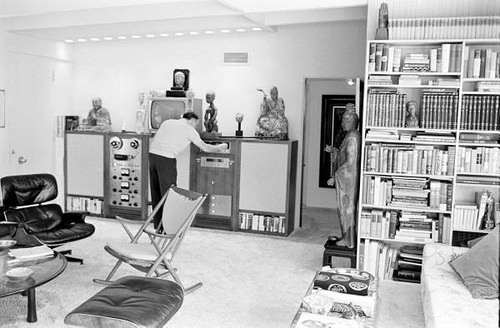 fuckyeahvintage-retro:  Frank Sinatra at home. Palm Springs, CA (1965) © John Dominis