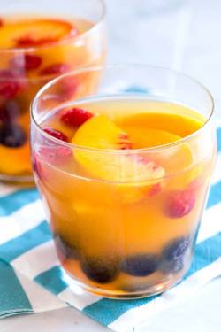 foodffs:  White Wine and Peach Sangria RecipeReally