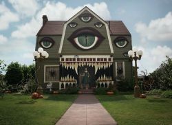 sixpenceee:  Reddit user ChristineHMcConnell decorated her parents house for Halloween. This was the amazing result. 