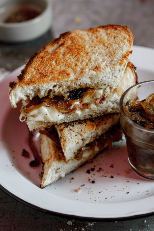 tristyntothesea:  do-not-touch-my-food:  Bacon and Brie Grilled Cheese with Caramelized Onions  PLZ get in my mouth now