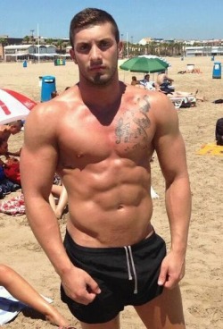 jacelovescock:  supervillainl:  Beach hunk.