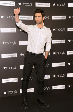 allylovesmaroon5:  Adam Levine at Macy’s