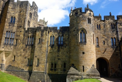 Alnwick CastleMy frank review: I found this castle supremely disappointing. I thought it was lacking