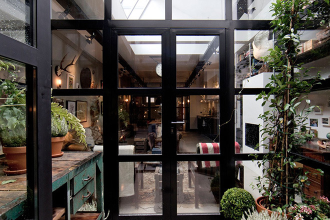 carlosison:  bobbycaputo:  An Old Amsterdam Garage Converted Into An Apartment Amsterdam-based