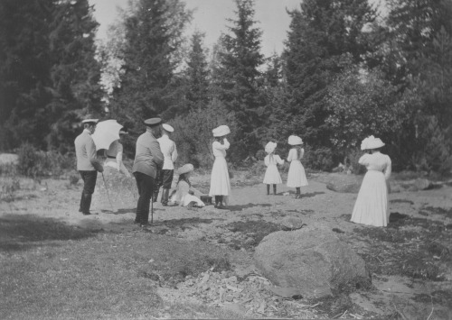 otmacamera: Tsaritsa Alexandra Feodorovna, Tsar Nicholas II, Grand Duchess Maria Nikolaevna, Grand D