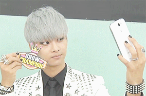 irhoonn:  VIXX taking selcas backstage 