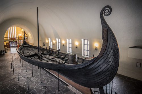 celtic-viking:  “Vikingskipshuset: Osebergskipet I” por Nordfjall    “Osebergskipet Detail” by Nordfjall  