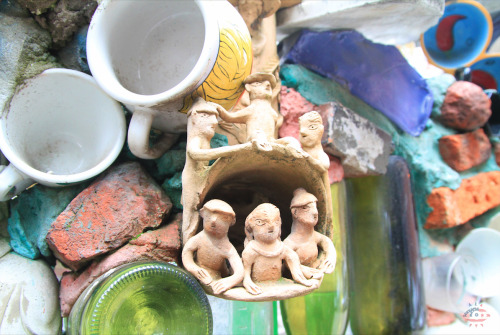 eyeamerica:Up close details of some of the finer things at the Magic Gardens. My favorite is the flo