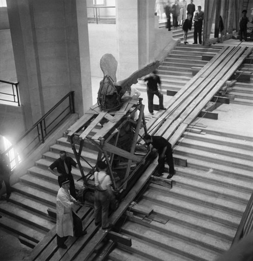 The Louvre During the WarBeginning in 1938, the threat of war prompted a large-scale evacuation of F