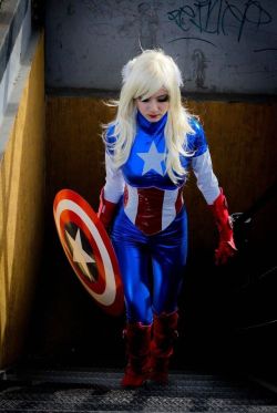love-cosplaygirls:  Female Captain America