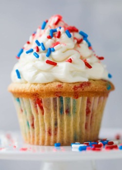 sweetoothgirl:firecracker confetti cupcakes