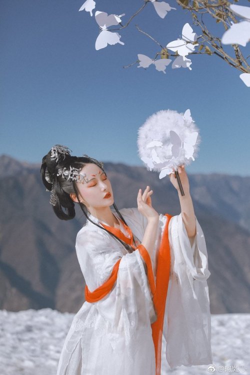 dressesofchina: photographer：@阿岚儿-model:@-芝月- outfit from：@有香如故汉服  Traditional Chinese Hanfu.