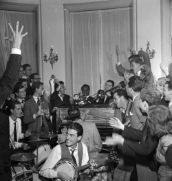 mpdrolet:  Impromptu concert in Rome with Louis Armstrong, 1948 Slim Aarons