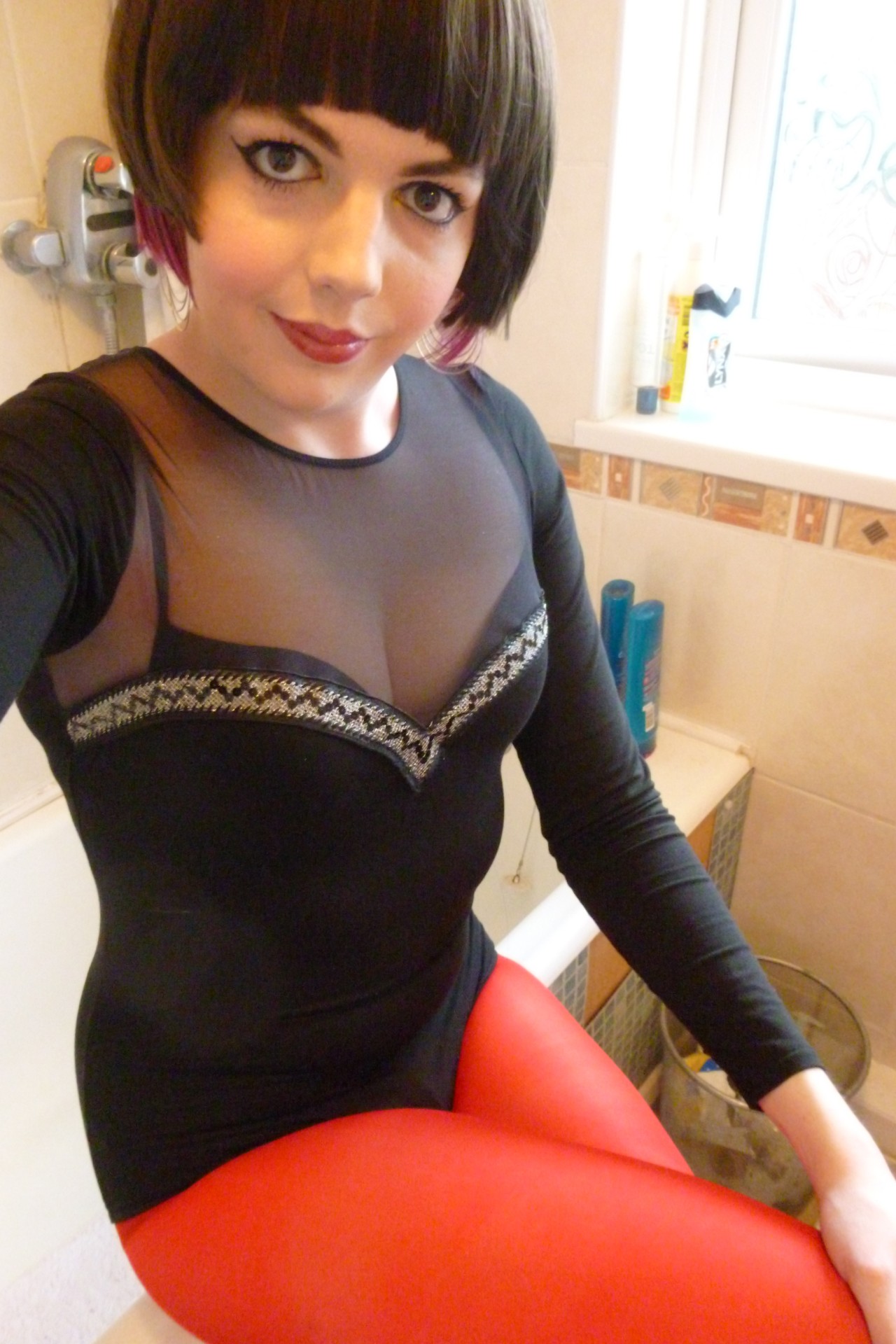 lucy-cd:  PicturesBodysuit looks great with the short wig, so cute &lt;3