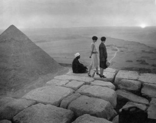 loeilsignature:George Rinhart - Tourists on the top of the Great Pyramid, c. 1925.
