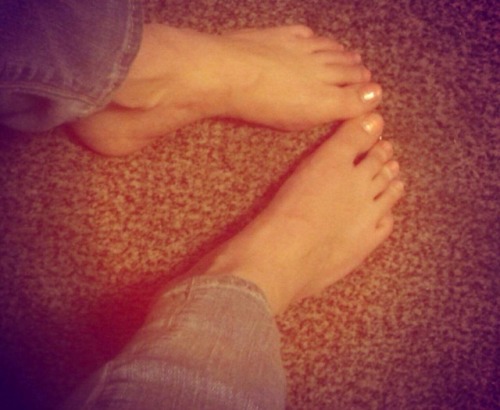 Who wants to see her feet covered in cum ?