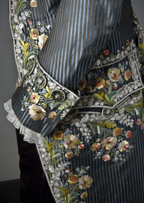 yoyo-inspace:Man’s suit with coat and vest in embroidered silk. Made in France around 1785. Has been
