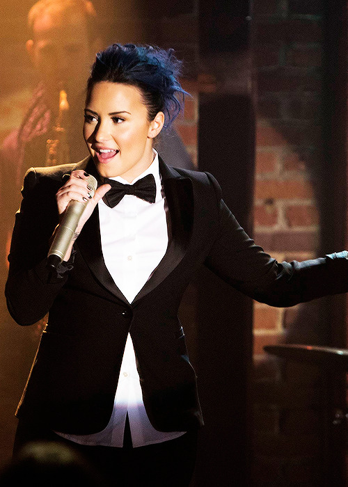 daniellecampbell-archive:Dani (guest star Demi Lovato) performs in the “Trio” episode of GLEE airing