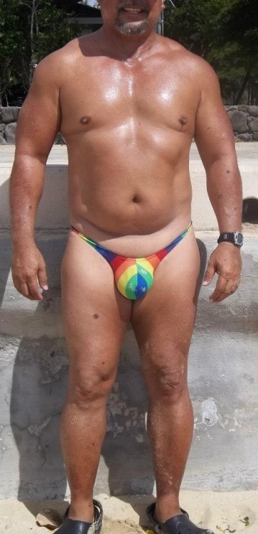 unitedbears: smoothmuscledad808: It’s a rainy day today in Honolulu. So it’s a good thing I have pic