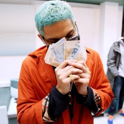 lifewithuzi:  money hungry (at Paris, France)