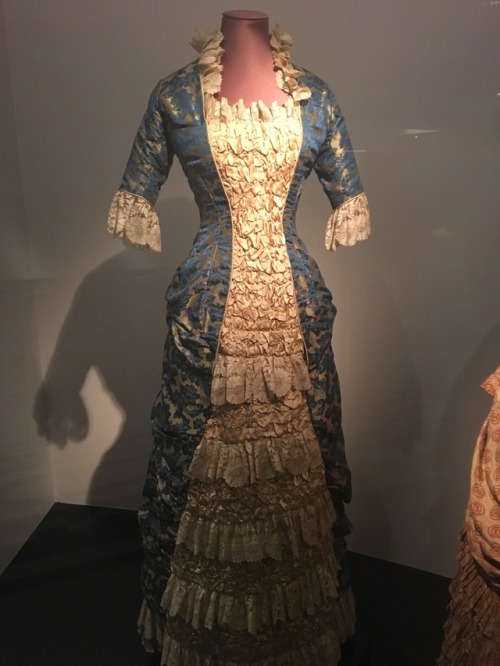 linmeiwei: Princess-line evening dress 1878-80 Jacquard-woven silk, silk and machine-made lace Sou