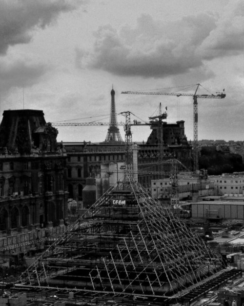 Chantier de la Pyramide du Louvre vu des toits, dans l’axe de la Tour Eiffel #sergesautereauphotogr