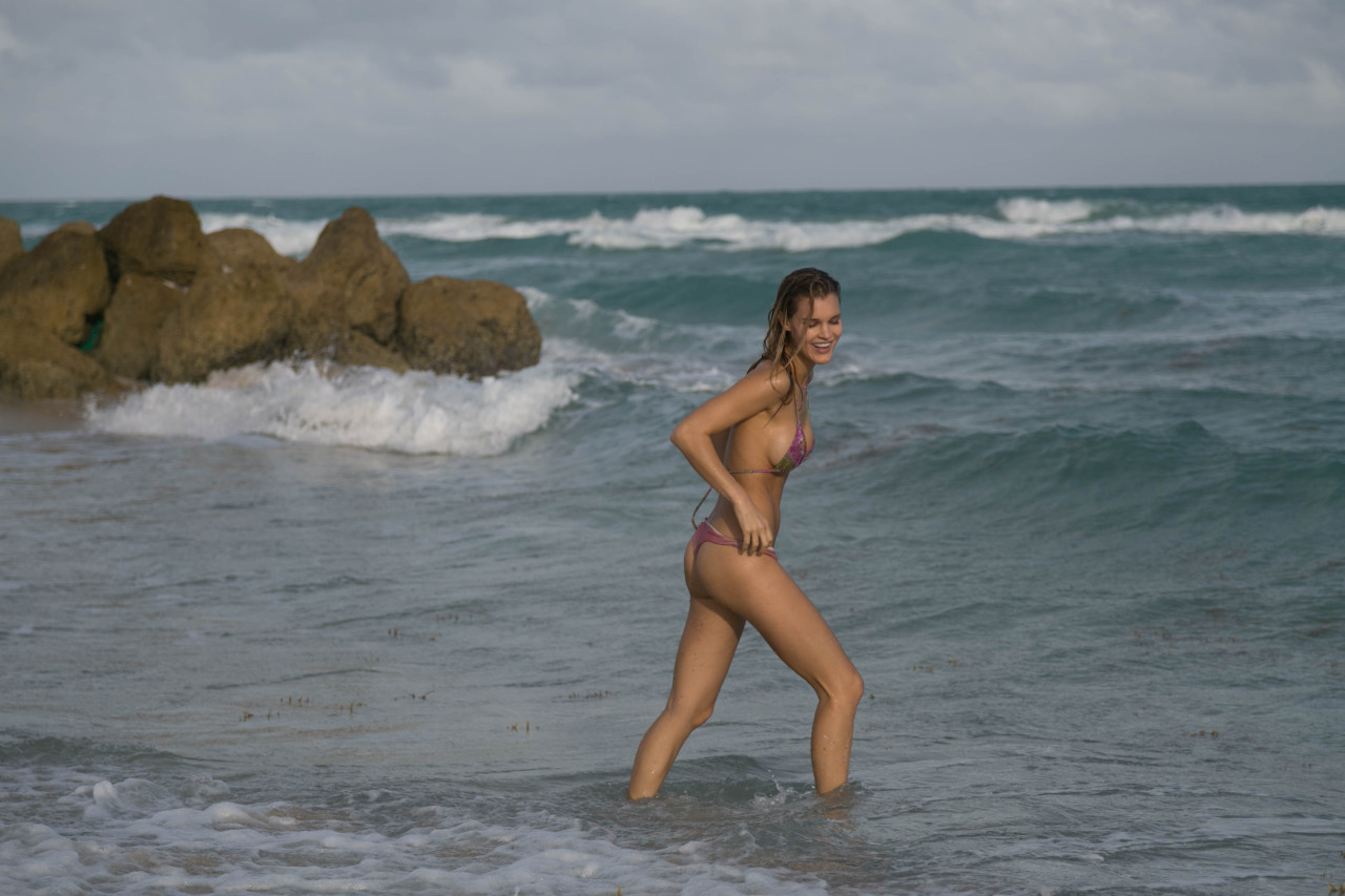 onehitstop99:  Spotted by TMZ on Miami Beach  Fappening model and actress Joy Corrigan