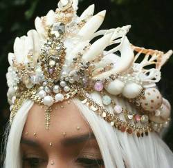 habibinasir:  culturenlifestyle:  New Dazzling Mermaid Crowns Inspired by Ariel by Chelsea Shiels Twenty-seven-year-old Melbourne-based florist Chelsea Shiels was always keen of composing stunning flower crowns, until she came up with the ingenious idea