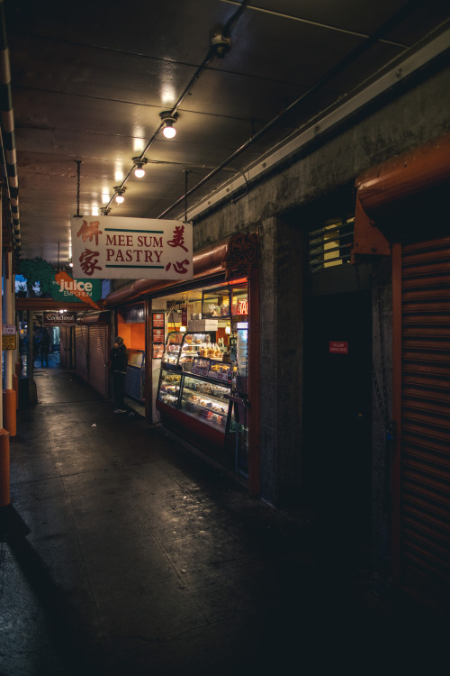 samhorine:snowing in seattle - february 2019