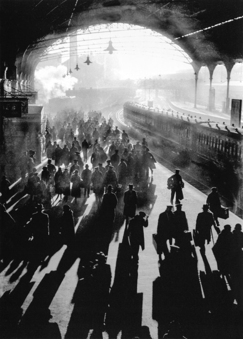 m3zzaluna:a spot of december sun filtering onto the platform of victoria station, 1934 [original] ph