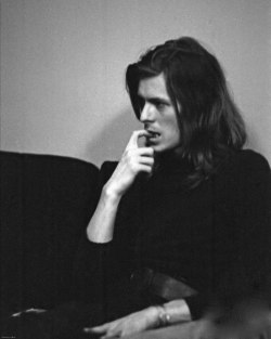 bow-down-to-bowie:  Sexy man. 