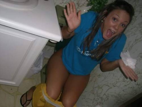 chestrrockwell: Dumb broads love toilet pics!