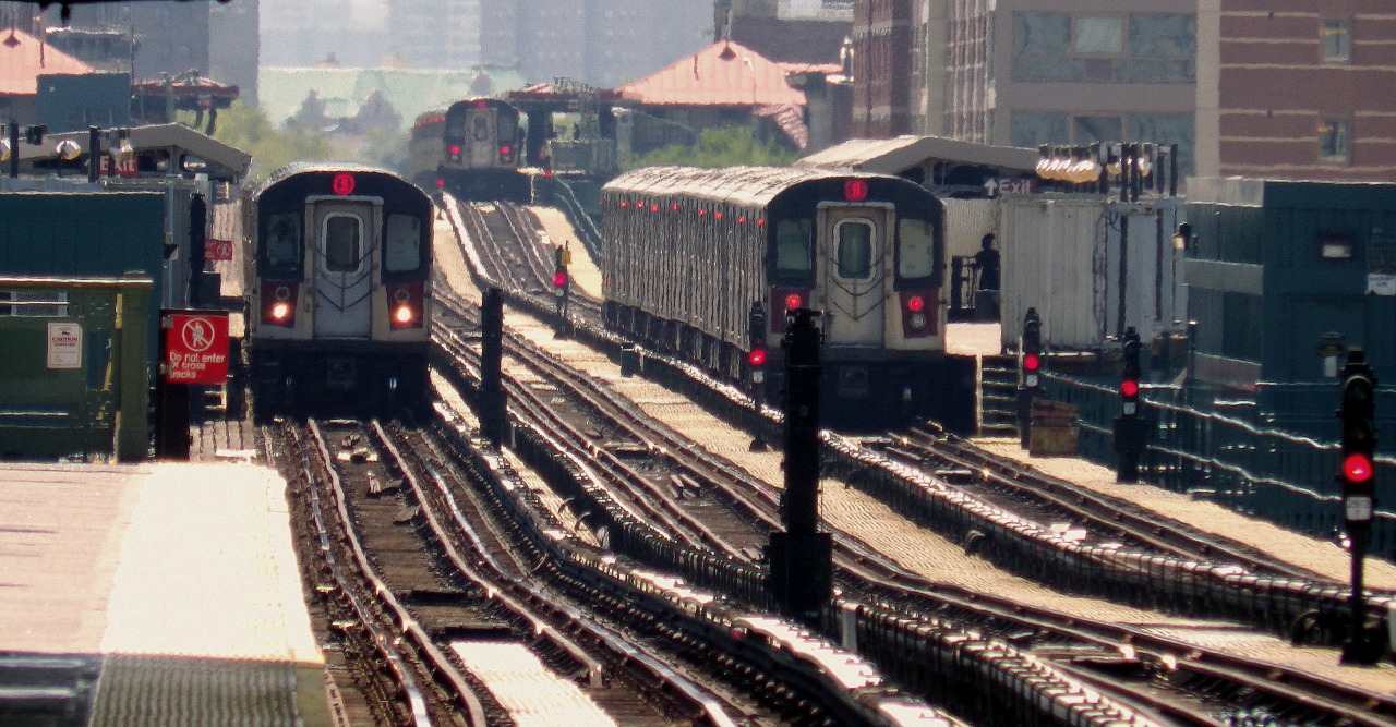wanderingnewyork:  Nos. 2 and 5 trains in operation. 