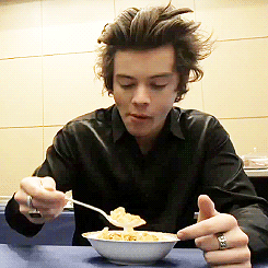 harrydoodles:harrydoodles:have u ever noticed how harry eats. he sticks his tongue out before putting the food in his mouth he’s like a cat this is a thing that happens