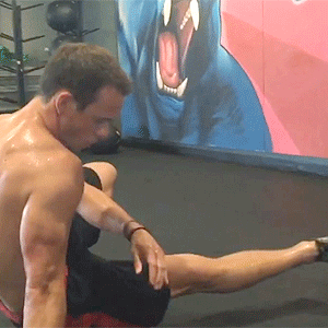 kanerboo:Ladies and gentlemen, the spectacular sight of Jonathan Toews working out.