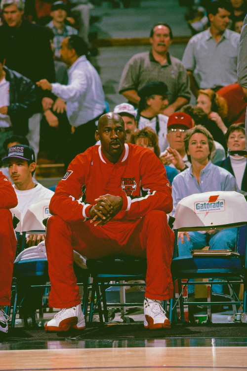 strappedarchives:Michael Jordan photographed by Rocky Widner while playing against the Sacramento 