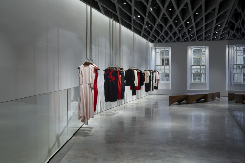 Victoria Beckham ouvre sa première boutique à Londres, enfin ! http://fashions-addict.com/Victoria-B