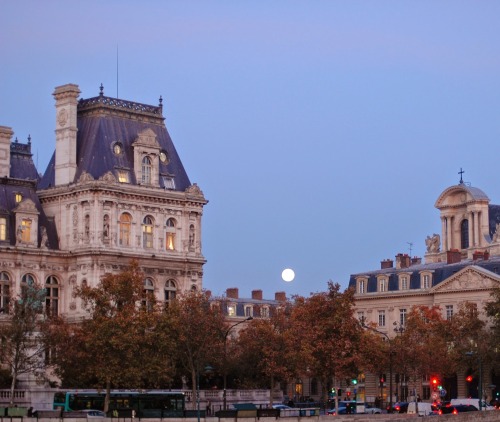 framboisii: lilyadoreparis:La Pleine Lune sur Paris. The Full Moon over Paris. paris!!!