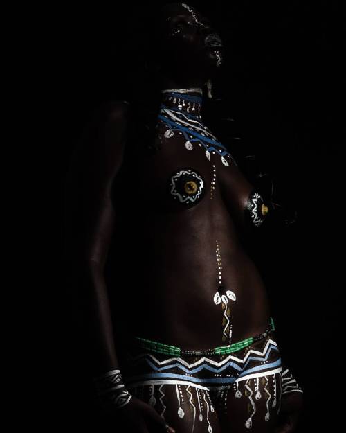 XXX theskinspainter:Africa… Body-paint by @keulion, photo